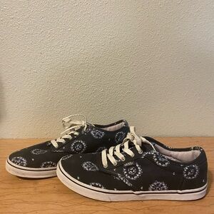 Cute Vans Tie-Dye shoes in great condition.